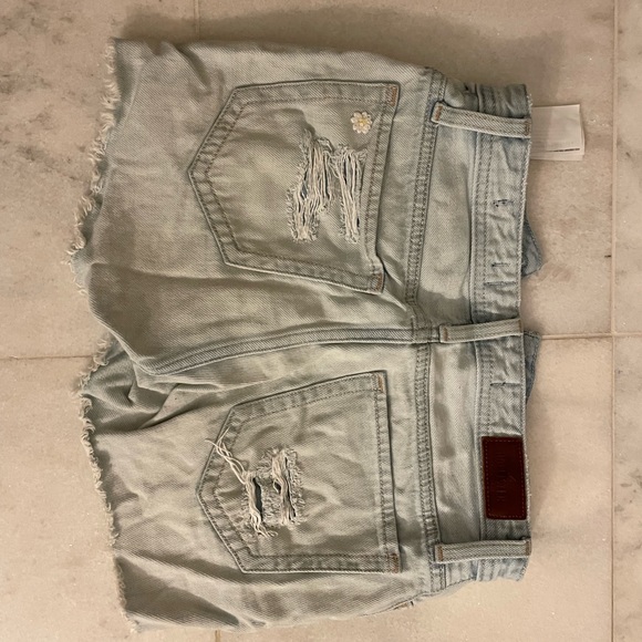 Hollister Distressed Light Wash Mom Jean Shorts - Picture 4 of 4